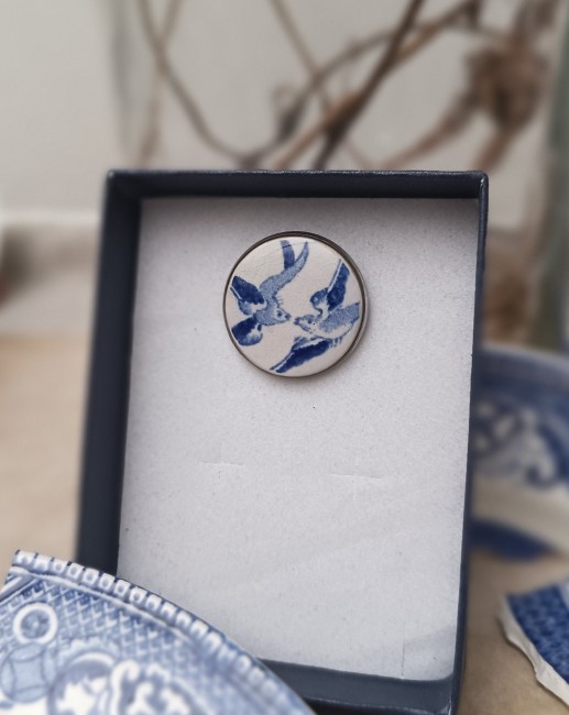 Broche en faïence ancienne recouverte de résine, fabrication artisanale à Calais. Bijou durable, sans allergènes, inspiré du patrimoine anglais.