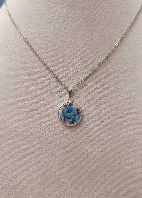 collier-idylle-rose-bleue-porte-buste