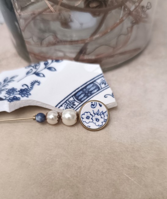 fibule-vaisselle-ancienne-recyclee-bijou-artisanal-francais-broken-art Fibule et pique à chapeau artisanales en faïence ancienne recyclée. Bijou français unique, éco-responsable, fait main à Calais.