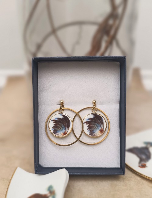 Détail du motif en porcelaine ancienne : plumes de coq subtilement prélevées, polies et serties pour une paire élégante et raffinée. Fabrication artisanale française.