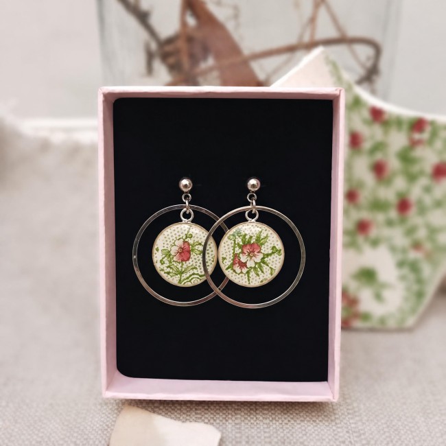 Boucles d’oreilles en porcelaine familiale ancienne et métal argenté, présentées dans leur écrin prêt à offrir.