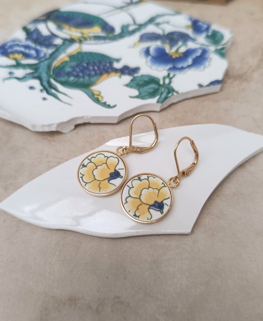 boucles-oreilles-oeillet-jaune-porcelaine-vintage-detail Boucles d’oreilles en porcelaine ancienne Villeroy & Boch, façonnées à la main à Calais. Pièce unique, légère et raffinée.