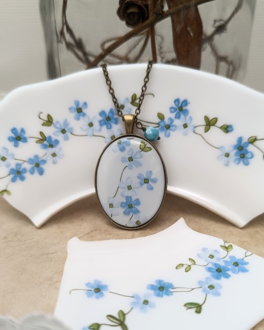 collier-myosotis-ovale-face Collier Myosotis vu en angle, fragment d’assiette Arcopal transformé.