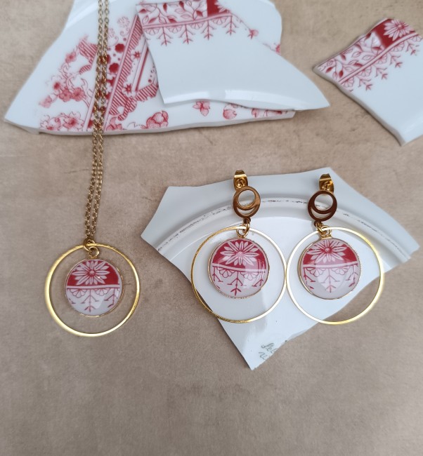 Collier et boucles d’oreilles en porcelaine familiale portés, créations artisanales plaquées or 24 carats réalisées à Calais.