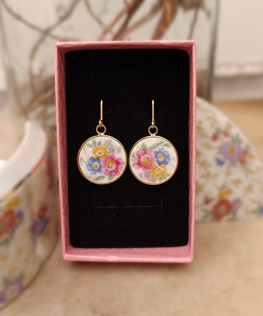 boucles-dormeuses-porcelaine-ecrin Boucles d'oreilles présentées dans leur écrin prêt à offrir.