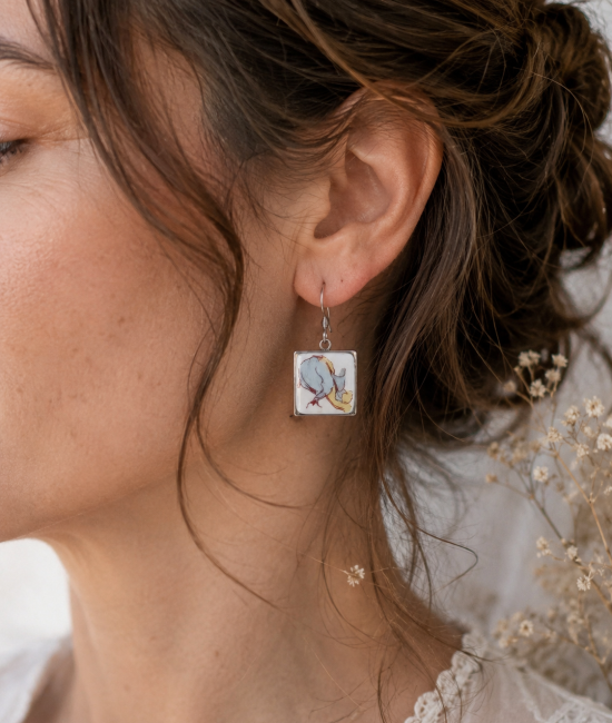 Boucles OPUS en porcelaine fine recyclée portées, petit format carré graphique et coloré réalisé à la main.