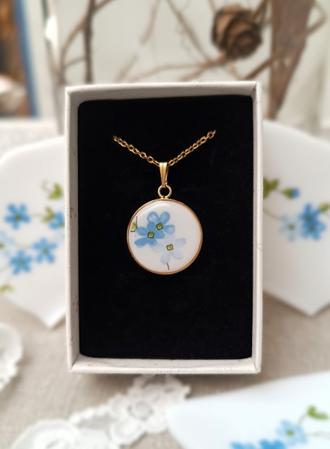 Collier Myosotis en assiette recyclée présenté dans son écrin.