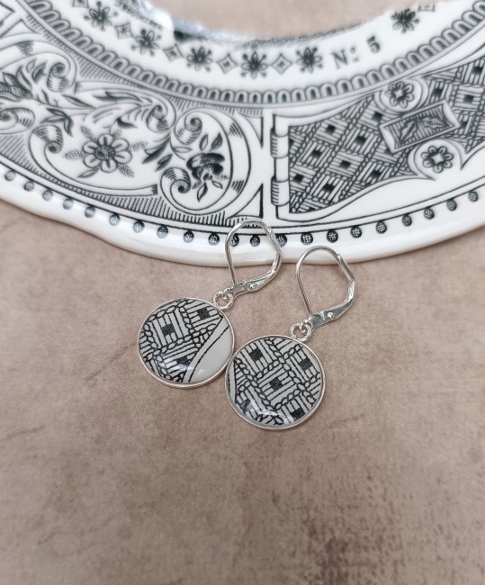 Boucles d’oreilles Sonate en faïence ancienne Gien – Bijou artisanal Sonate – Boucles dormeuses en faïence de Gien, bijou artisanal français, design graphique noir et blanc.