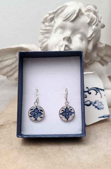 Présentation des boucles MOUSTIERS dans leur boîte kraft recyclée, bijou unique fabriqué à la main à partir de faïence ancienne française.