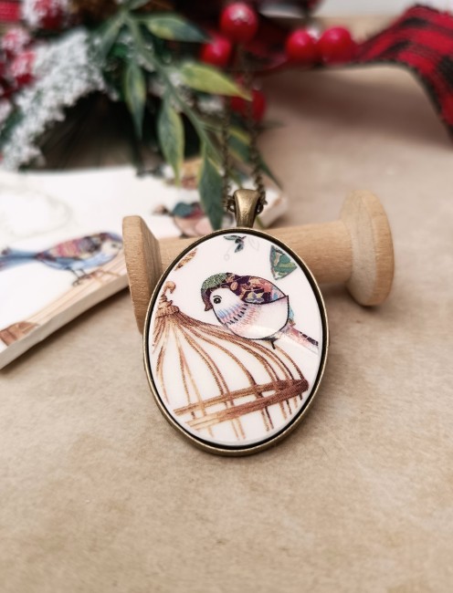 Collier en porcelaine ancienne, pendentif ovale serti en laiton finition antique. Bijou-femme unique, idéal pour un cadeau de Noël poétique et artisanal.