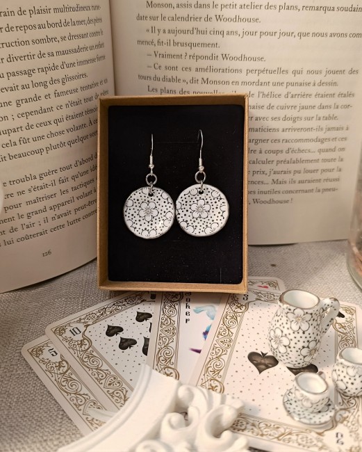 Découvrez les boucles d’oreilles Tea Party, créées à partir de dinette en porcelaine vintage. Pièce artisanale unique, élégante et poétique, inspirée d’Alice au Pays des Merveilles.