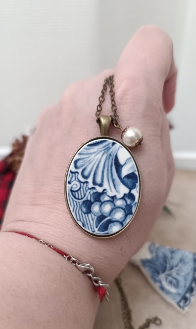 magnifique sautoir motif fleuri bleu et blanc en faïence