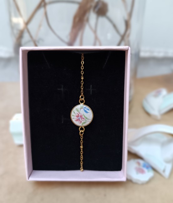 Bracelet présenté dans son écrin prêt à offrir.