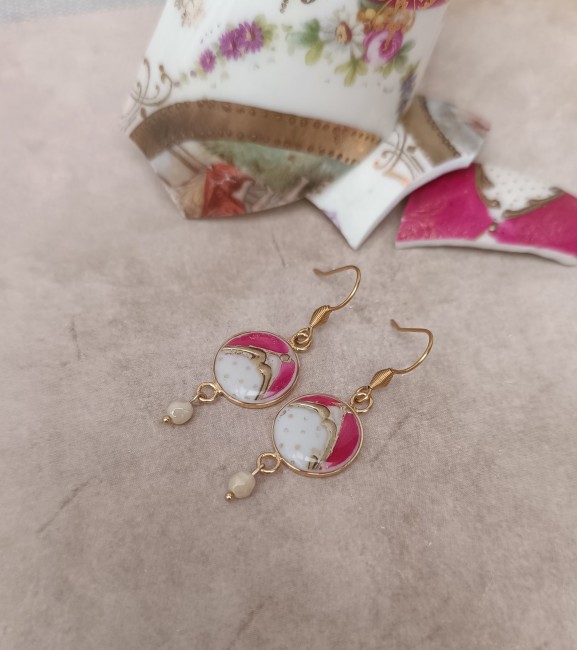 Boucles d’oreilles Romantika en porcelaine ancienne, bijou artisanal français Boucles d’oreilles artisanales en porcelaine ancienne, faites main à Calais. Pièce unique, bijou éco-responsable, livraison offerte dès 70 €.