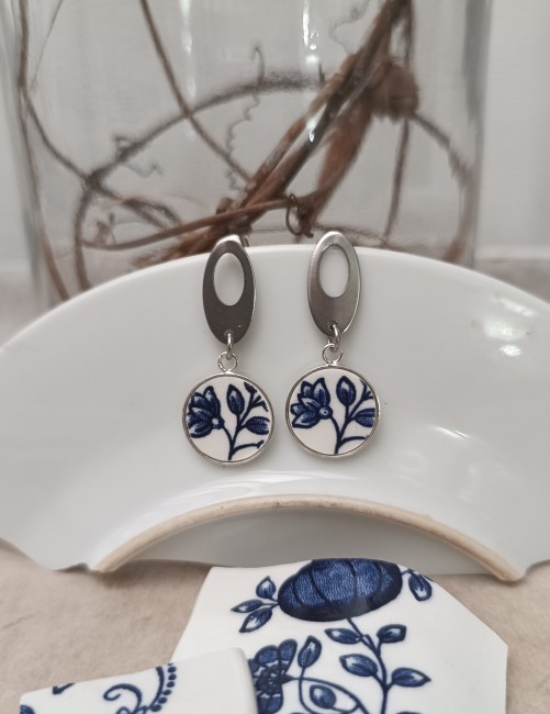 Création artisanale française : boucles Bleu Vintage issues de vaisselle anglaise recyclée, légères et élégantes.
