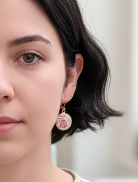 Romantika – Boucles dormeuses en faïence ancienne, pièce unique, fait main à Calais, idéale pour offrir à Noël ou occasions spéciales.