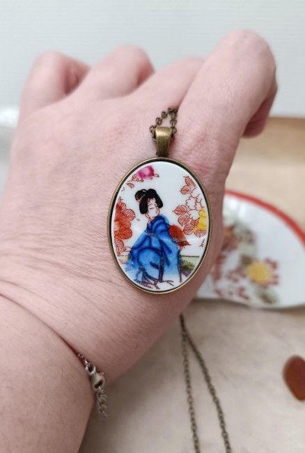 sautoir geisha en porcelaine japonaise recyclée sautoir en porcelaine japonaise recyclée motif geisha