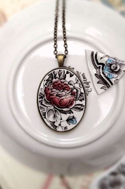 sautoir-divine-porcelaine-anglaise-rose-bordeaux-face Sautoir en porcelaine anglaise Ridgway Clifton, pendentif ovale 30x40 mm, rose rouge bordeaux, laiton finition antique, chaîne 60 cm. Cadeau idéal anniversaire ou noces de porcelaine.