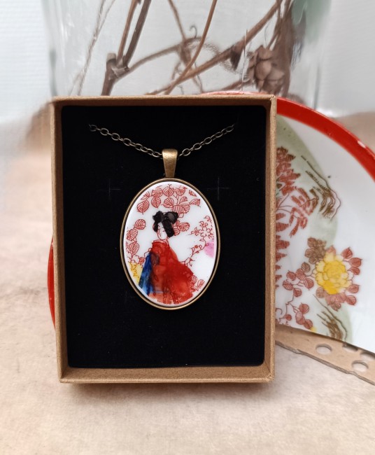 Sautoir GEISHA présenté dans sa boîte cadeau en kraft recyclé, bijou artisanal français en porcelaine japonaise recyclée, prêt à offrir.