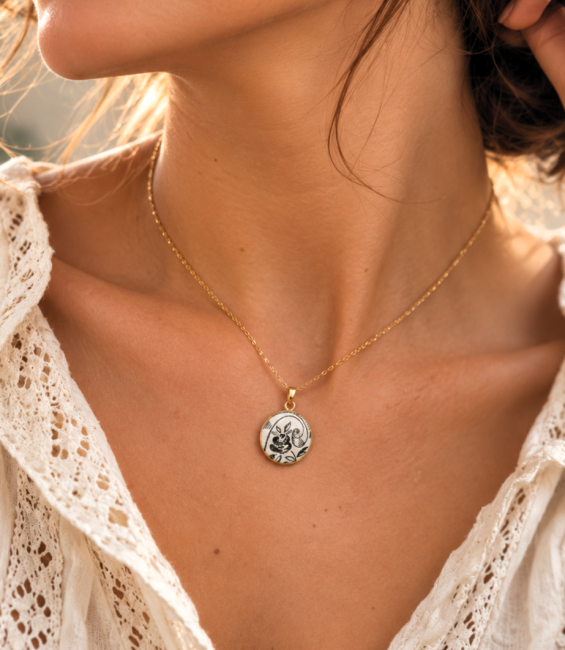 Collier Sonate porté, bijou unique en faïence française ancienne au motif rose noire graphique et élégant.