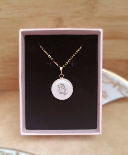 collier-porcelaine-familiale-ecrin-cadeau Parure personnalisée présentée dans son écrin prêt à offrir.