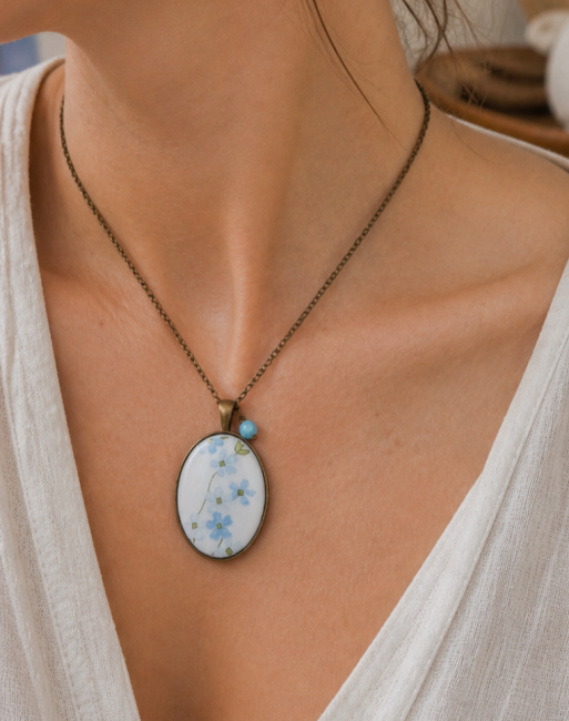 collier-myosotis-ovale-porte.jpg Collier Myosotis porté, bijou fleuri en verre opalin.
