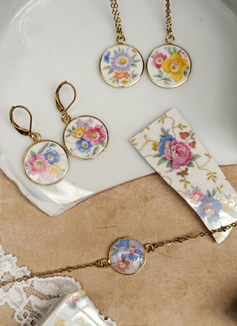 bijoux-porcelaine-familiale-plaque-or-decor Bracelet réalisé à partir d'une boîte à bijoux familiale en porcelaine, monté sur un support plaqué or 24 carats.