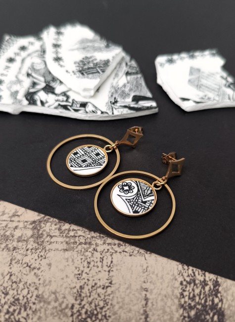 Boucles-Sonate – Bijou-faïence-ancienne-cadeau-de-Noël-artisanal Boucles Sonate, création artisanale française, pièce unique et éco-responsable, livraison offerte dès 70 €.