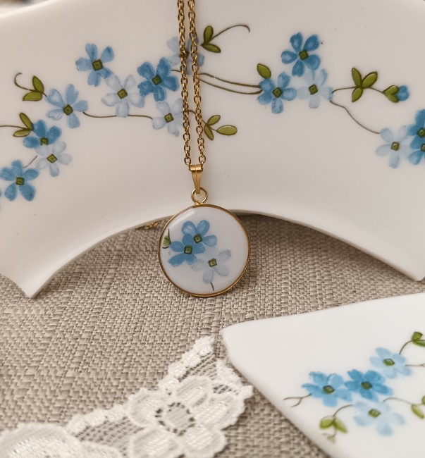 Collier Myosotis 20 mm en assiette Arcopal recyclée, fleurs bleues en verre opalin.