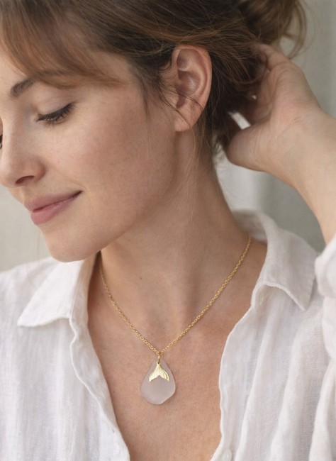Collier Ondine porté, pendentif en verre de mer rare au rendu doux et lumineux.