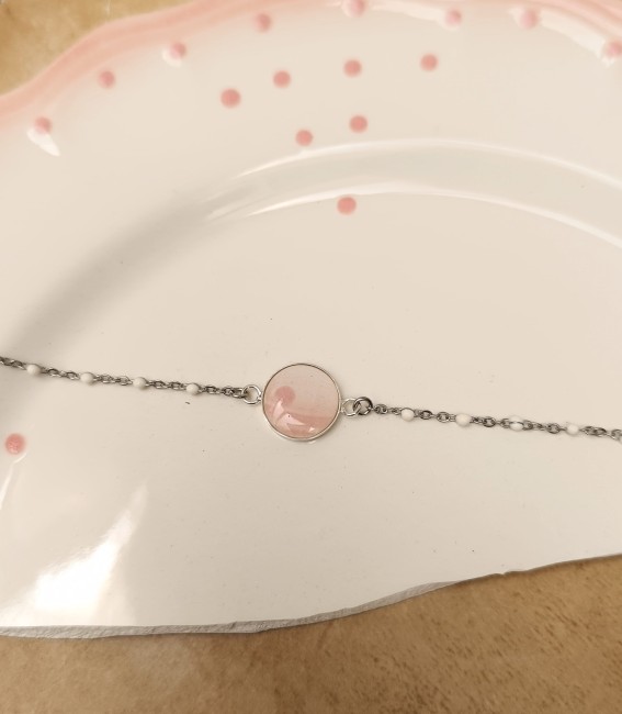 Bracelet réalisé à partir d'une assiette en faïence familiale, support plaqué argent et chaîne inoxydable.