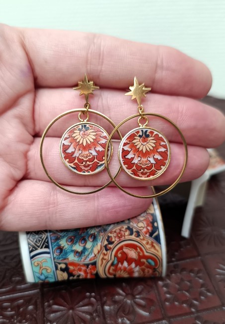 Gros plan sur les boucles IRAMI, révélant la finesse des motifs japonais d’époque et le savoir-faire artisanal de la créatrice