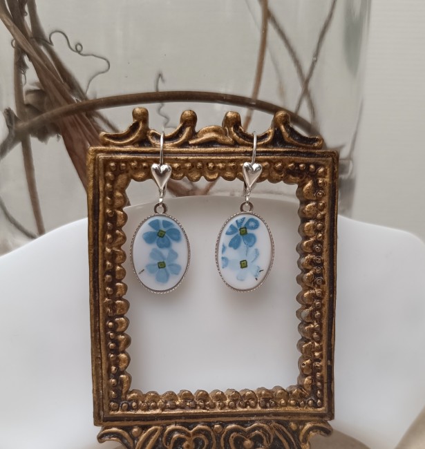 Ces boucles d’oreilles sont nées de la transformation d’une assiette Arcopal au décor « Myosotis » qui ont accompagné des générations.