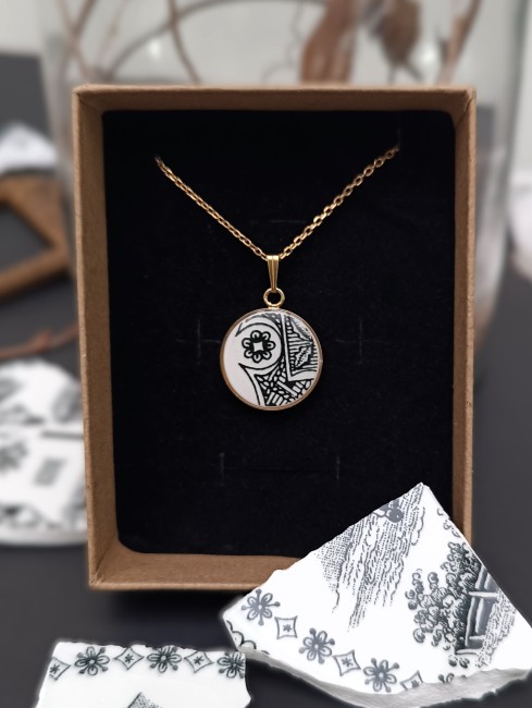 création artisanale française à partir d’une assiette ancienne. Pièce unique et élégante, parfaite comme cadeau de Noël.