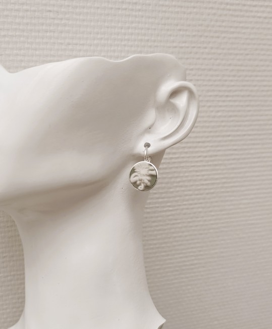 Boucles Scarlet portées – élégance vintage et artisanale Boucles d’oreilles Scarlet en Wedgwood Jasperware vert jade, portées avec élégance. Bijoux artisanaux français uniques et éco-responsables.