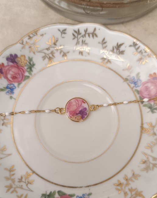 Bracelet unique en porcelaine héritée des grands-parents, support plaqué or et chaîne émaillée blanche. Bijou chargé d’histoire, fait main à Calais.