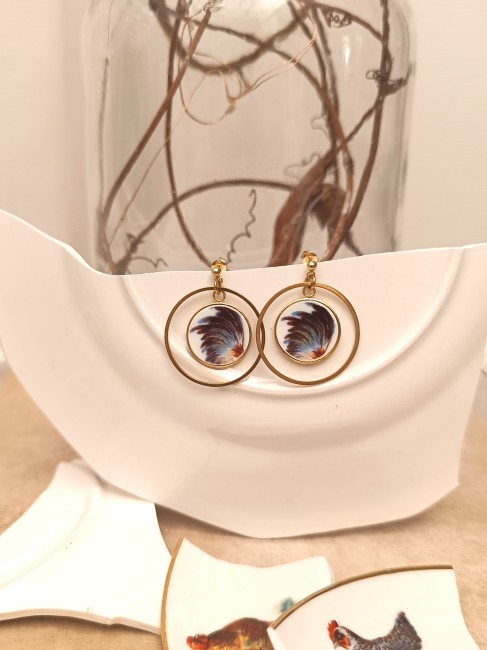 Boucles d’oreilles en porcelaine familiale ancienne, découpée et sertie à la main. Motif de plumes de coq réinterprété dans un style graphique et contemporain. Création artisanale française.