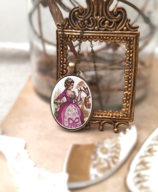 pendentif-porcelaine-ancienne-scene-romantique-artisanat