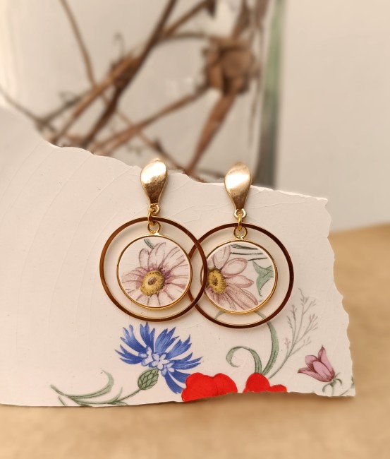 Boucles d'oreilles réalisées à partir d'une véritable faïence ancienne L'Amandinoise, décor historique n° 8962 mettant en valeur une marguerite.