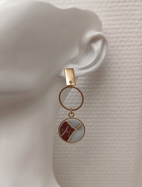 Détail d’une boucle d’oreille SATSUMA en porcelaine japonaise avec motifs craquelés. Pièce unique et artisanale, montée sur plaqué or 24K.