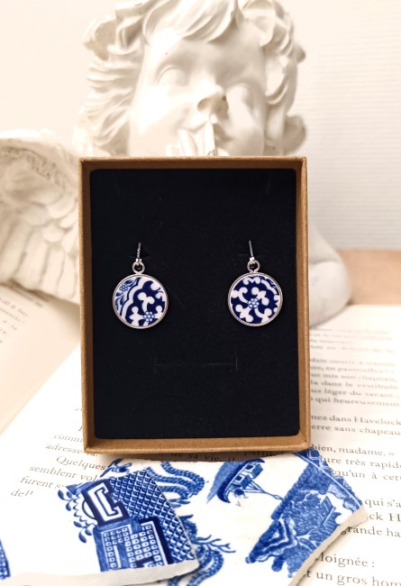 Boucles d’oreilles dormeuses, Blue Willow dans leur écrin, création artisanale française.