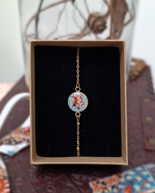 bracelet-imari-porcelaine-plaqué-or-cadeau-artisanal-original Bijou IMARI fait main : bracelet en porcelaine japonaise ancienne, hypoallergénique, élégant et durable. présenté dans son coffret cadeau.