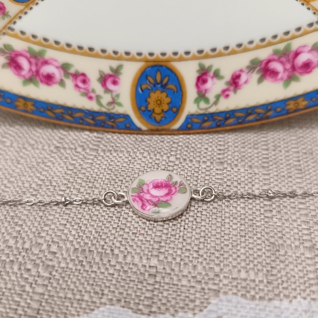 Bracelet Pivoine porté au poignet, bijou très léger en porcelaine de Limoges aux fleurs roses et métal argenté.