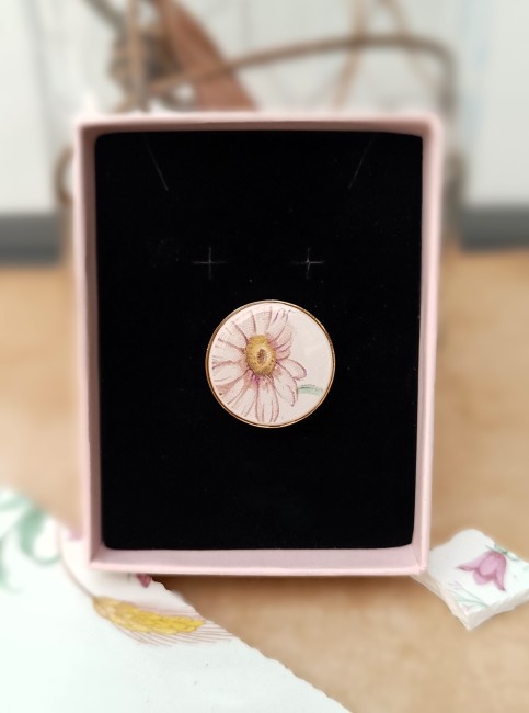 Grande bague présentée dans son écrin prêt à offrir pour un anniversaire, les noces de faïence ou toute autre occasion.