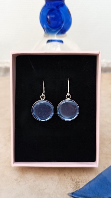 Boucles personnalisées en verre familial bleu présentées dans leur écrin, bijou souvenir unique créé à partir d’un objet transmis par une grand-mère.