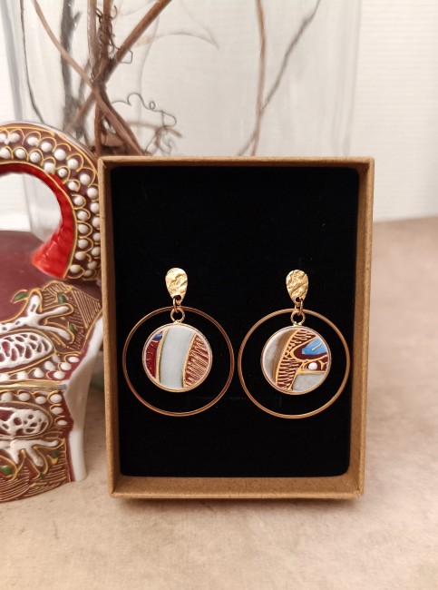 Boucles Satsuma présentées dans leur écrin en kraft recyclé, bijou artisanal français en faïence japonaise, parfait pour offrir.