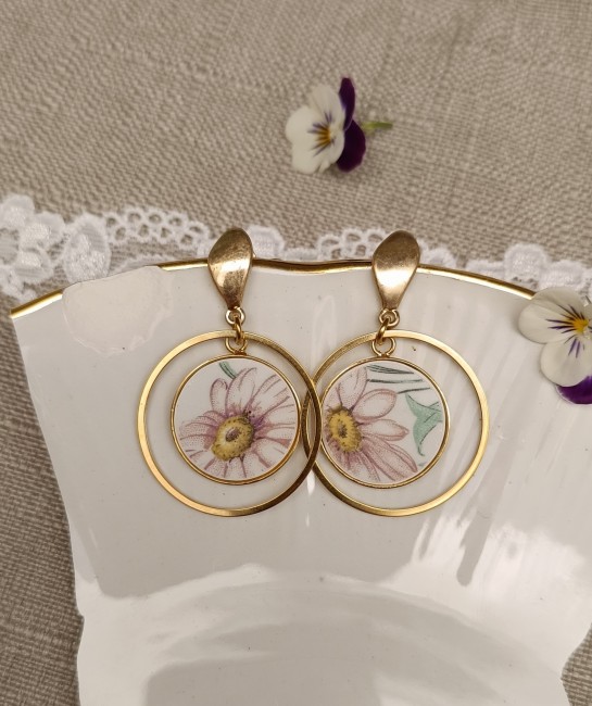 Boucles d'oreilles en faïence ancienne L'Amandinoise recyclée sur fond blanc, montées sur des supports plaqués or 24 carats fabriqués en France.