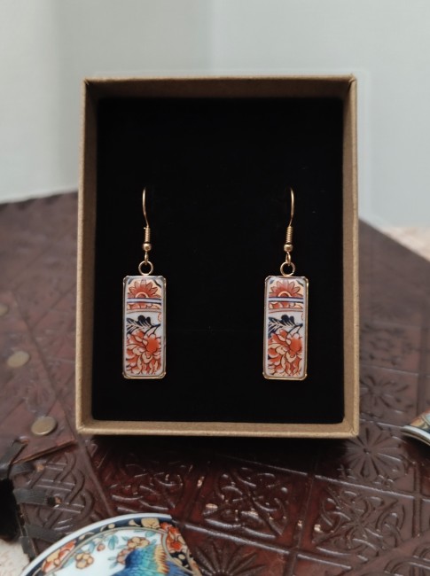 Boucles d’oreilles ImarI en porcelaine japonaise dans leur écrin, fragments d’une sous-tasse ancienne, bijou unique façonné à la main à Calais.