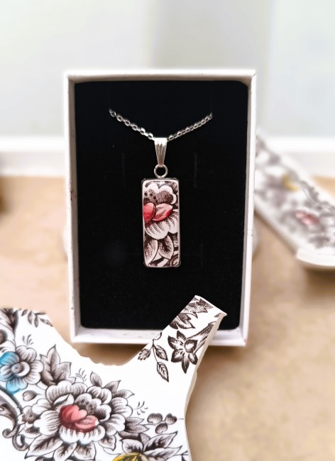 Collier Divine dans son écrin, prêt à offrir.