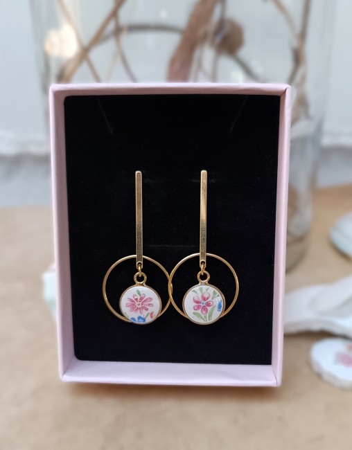 Boucles d'oreilles Céleste présentées dans leur écrin prêt à offrir.